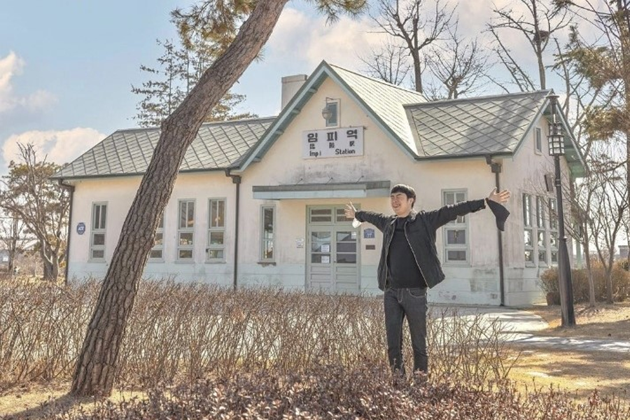 Man posing infront of Impi Station