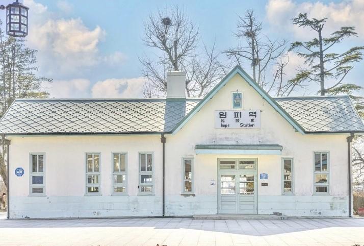 韓国群山市の臨陂駅。歴史的価値を持つ水色の壁とダイヤモンド型の屋根を持つ駅の外観。