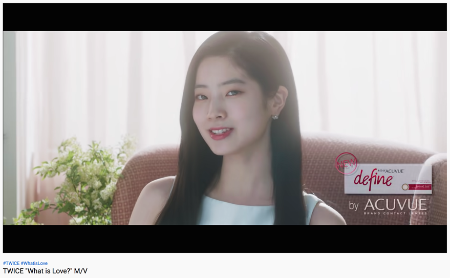 TWICE的成员们在音乐录影带中佩戴耳机，背景为鲜艳的红色。