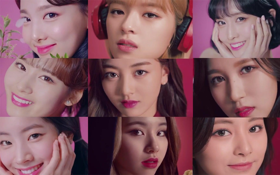 TWICE的What is Love? MV中的画面，Acuvue隐形眼镜的广告植入，展示了一位成员坐在沙发上，背景为室内布景。