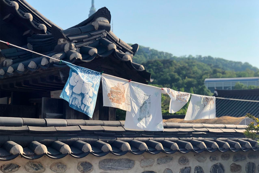 Courtyard view flanked by traditional Korean homes in Namsan Hanok Village supporting cultural authenticity.