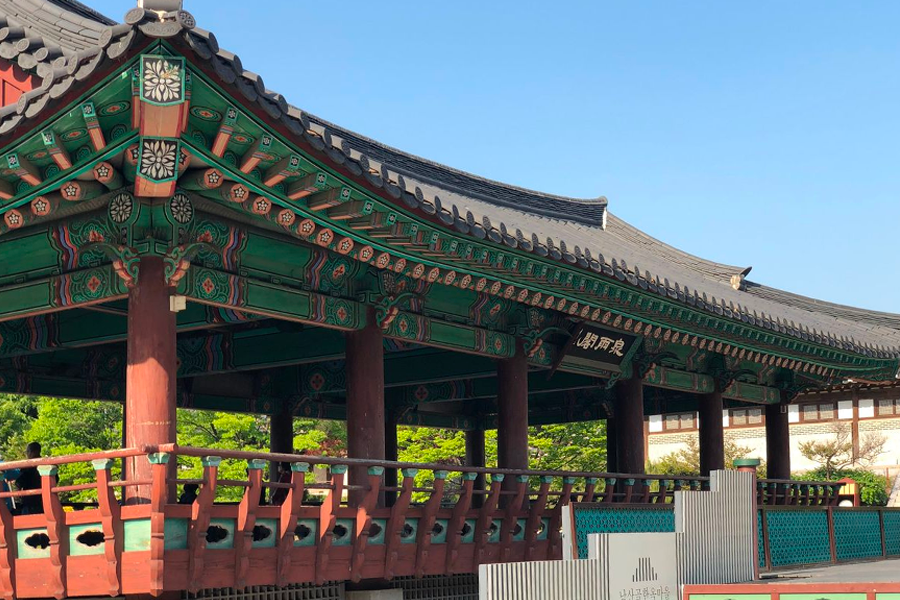 Cheon Ugak Pavilion in Namsan Hanok Village, a place for relaxation and contemplation by the water.