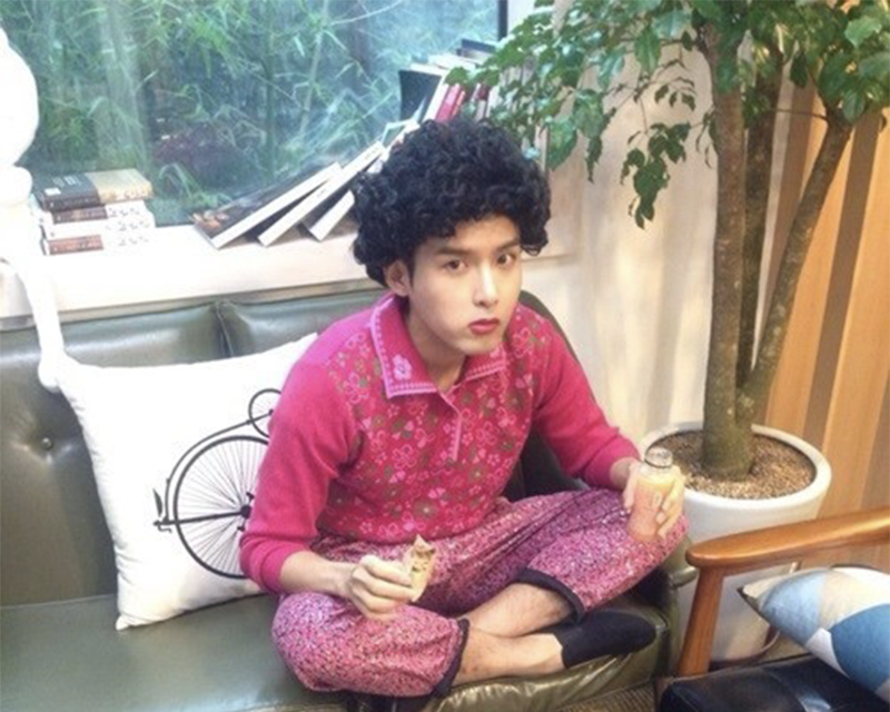 韓國大媽標誌性細捲短髮造型,搭配純色衣物和窗台上的書籍裝飾,象徵上流社會的特色髮型。