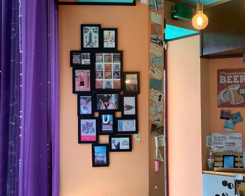 17 Pizza의 내부 한쪽에 걸린 사진틀 모음. 분위기 있는 레스토랑의 감성을 느낄 수 있다.