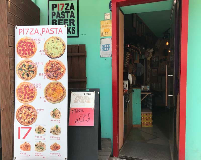 17 Pizza 식당 입구에 놓인 메뉴판. 다양한 종류의 피자와 파스타 메뉴들이 보여지고 있다.