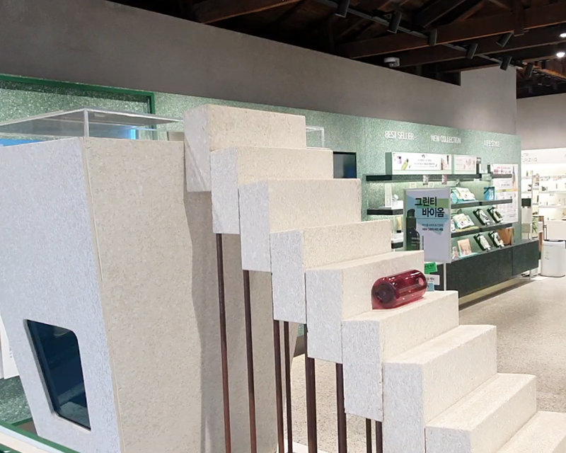 Innisfree的環保計劃展示瓶子再利用成為建材的過程，提升了消費者環保意識。