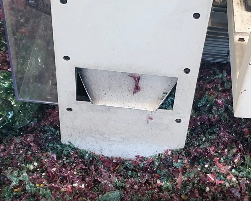 Innisfree展位展示瞭如何使用回收瓶碎片作為材料為牆壁和地板搪瓷。