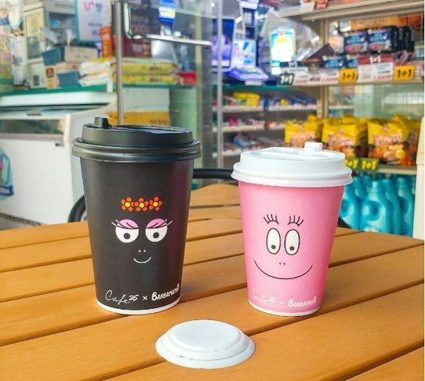 GS25 매장에서 판매 중인 바바파파 핑크와 검정 커피컵 세트, 바쁜 직장인의 마음을 사로잡을 콜라보레이션 디자인.