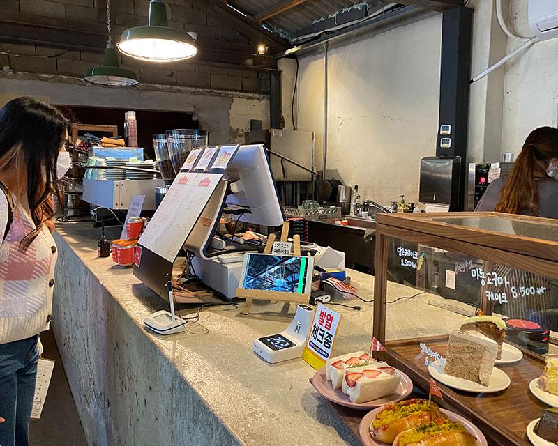 House Plant furniture cafe counter