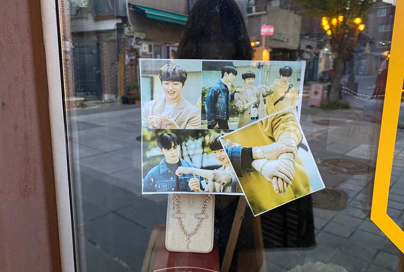 Shop on Yunposun-gil selling accessories and bags, shooting location of True Beauty