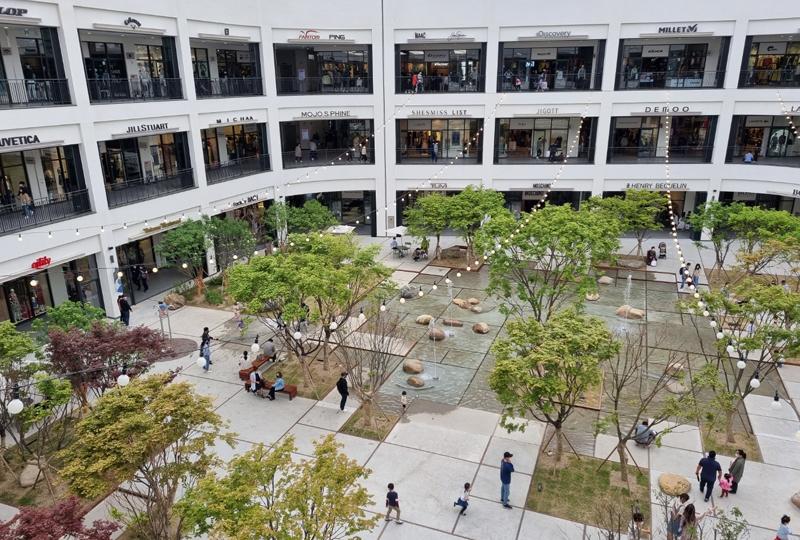 Outlet SPACE 1, outdoor square