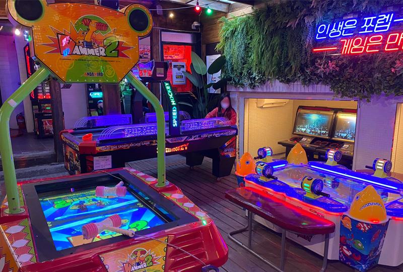 Arcade hall Com Com Play in Ikseon-dong