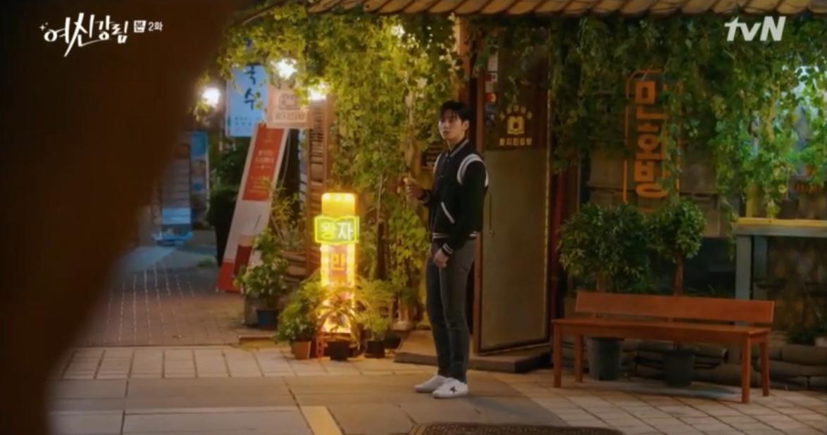 Su-ho waiting outside a manhwa shop in True Beauty