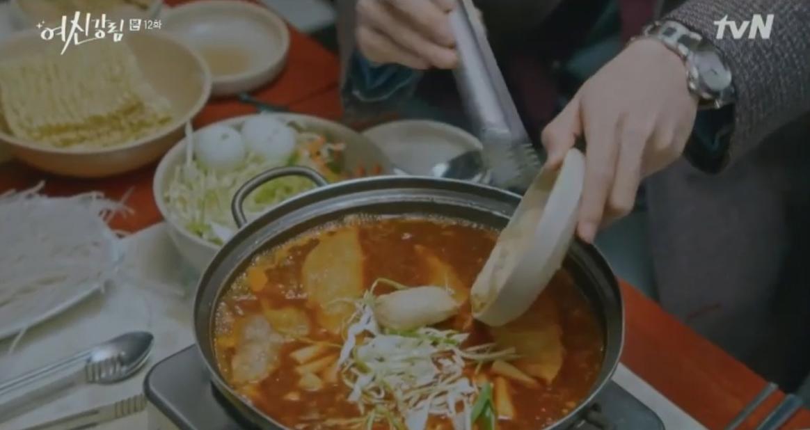 Ju-gyung and Su-ho eating tteokbokki in True Beauty