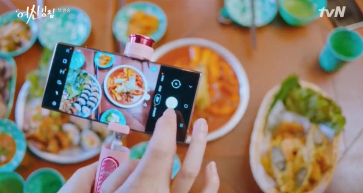 Ju-kyung and friends eating tteok-bokki in Ikseon-dong