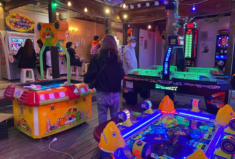 Arcade hall Com Com Play in Ikseon-dong full of retro games