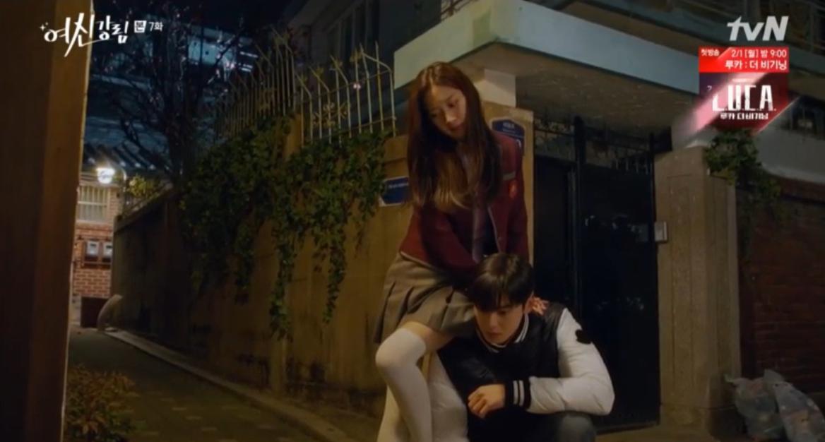 Ju-kyung and boyfriend in front of her house in drama True Beauty
