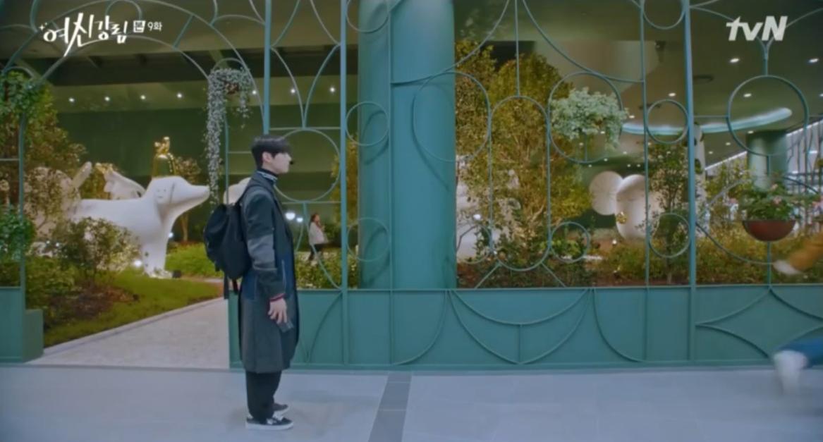 Ju-ho waiting inside Hyundai Premium Outlet SPACE 1 in True Beauty