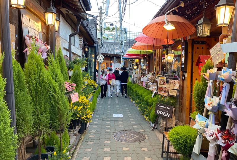 People enjoying a walk in Ikseon-dong, Seoul