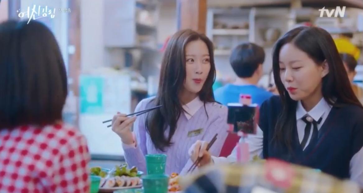 Ju-kyung and friends eating tteok-bokki in Ikseon-dong