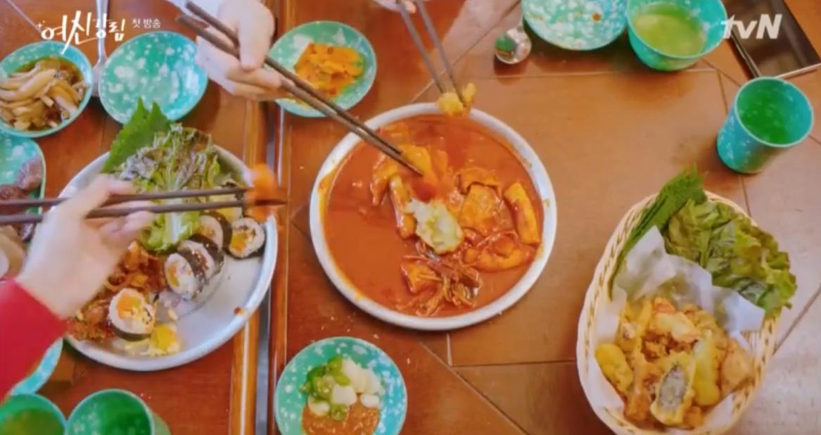 Ju-kyung and friends eating tteok-bokki in Ikseon-dong