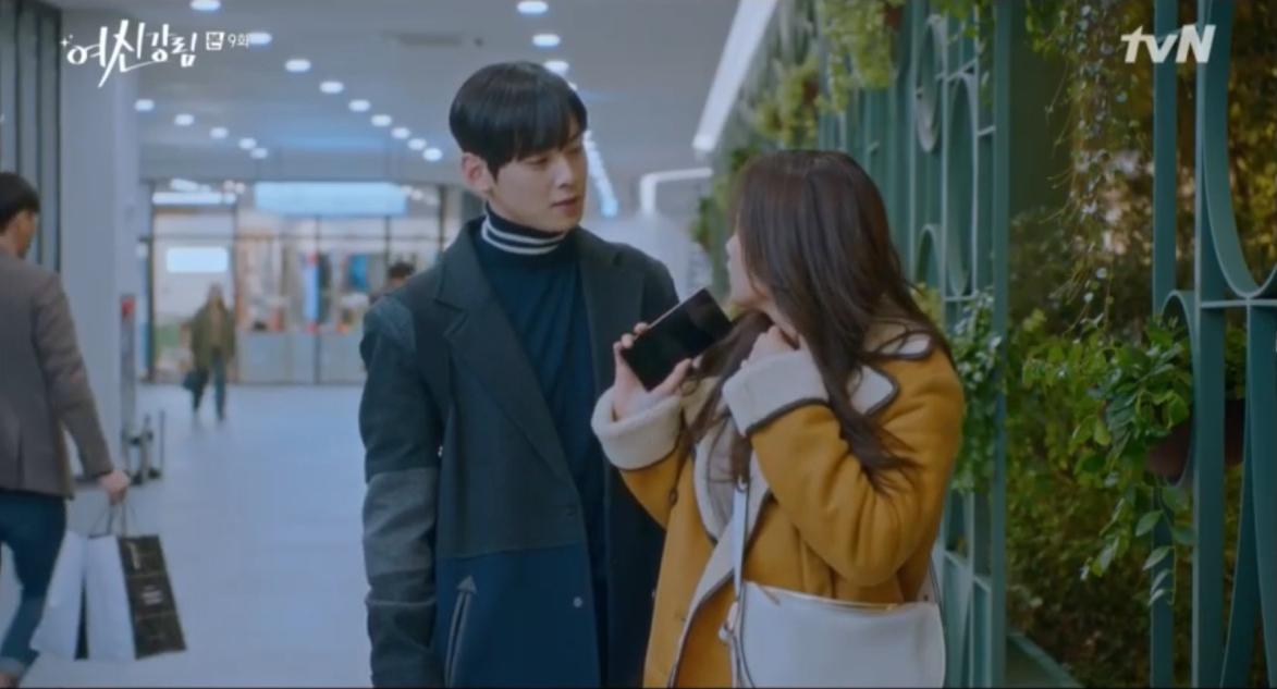 Ju-ho and Ju-kyung inside Hyundai Premium Outlet SPACE 1 in True Beauty