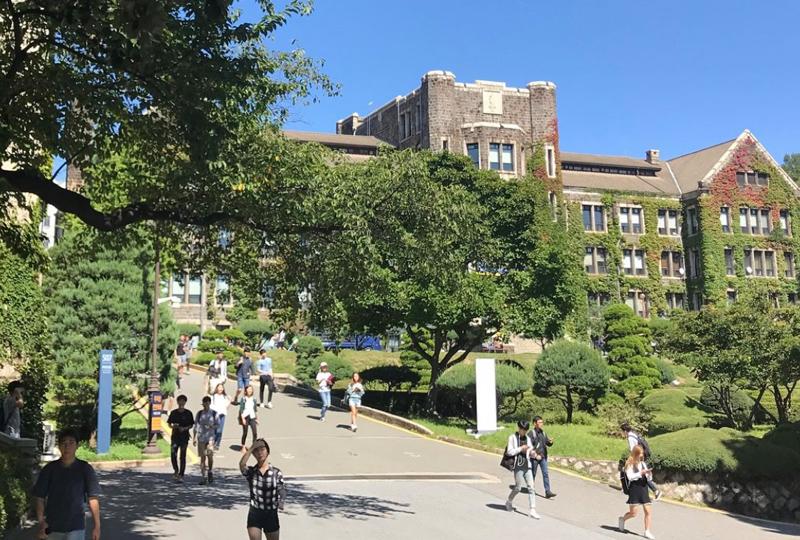Students walking in front of Yeonhui-gwan, Yonsei University