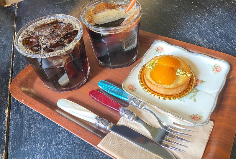 Coffee and cakes at Coffee Hanyakbang in Hyeahwa