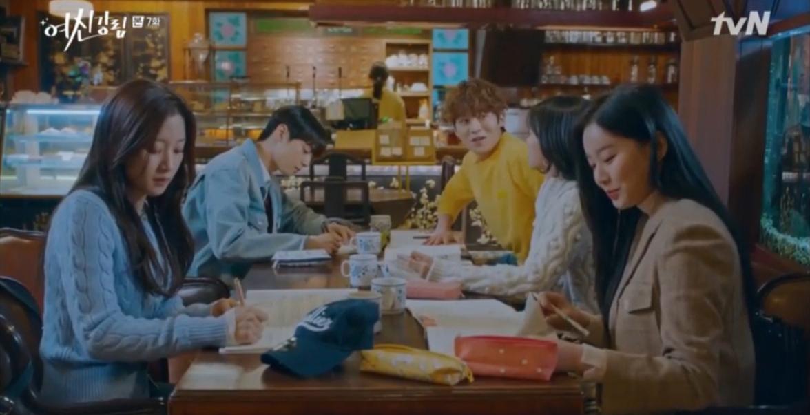 Ju-kyung and friends studying at a cafe in True Beauty