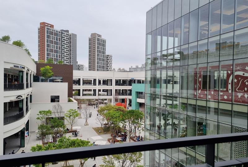 Outlet SPACE 1, outdoor square