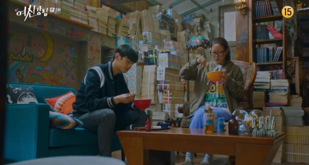 Eating noodles in manwha cafe in True Beauty