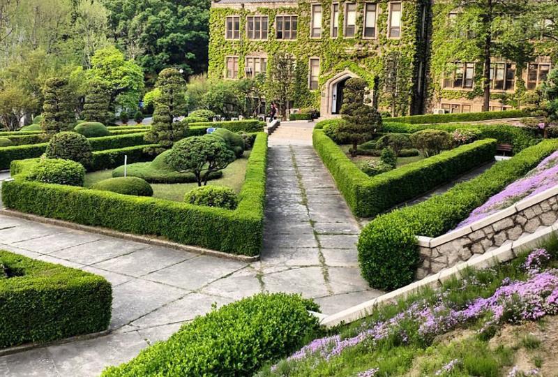 Park surrounding Yeonhui-gwan, Yonsei University