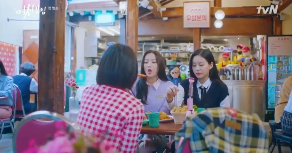 Ju-kyung and friends eating tteok-bokki in Ikseon-dong