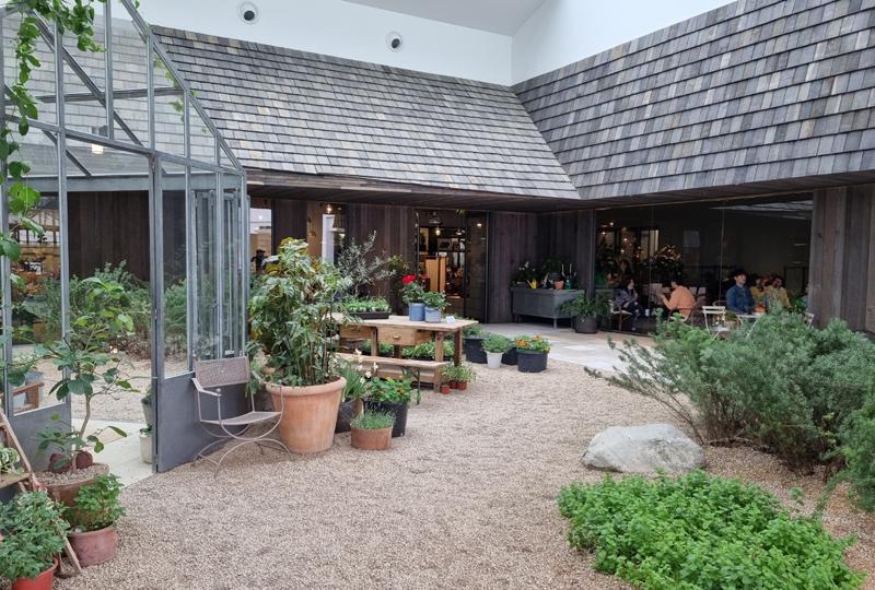 Outlet SPACE 1, outdoor square