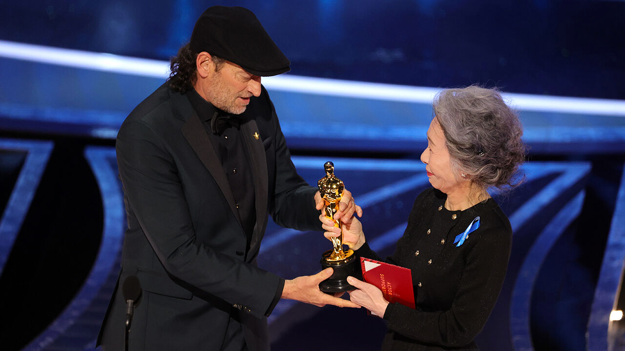 尹汝貞獲得奧斯卡最佳女配角獎，稱讚頒獎嘉賓在舞臺上的動人時刻