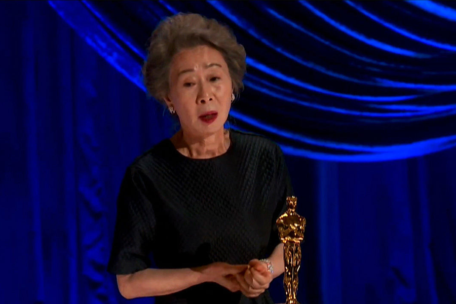 尹汝貞在第93屆奧斯卡頒獎典禮上展現她的奧斯卡獎座
