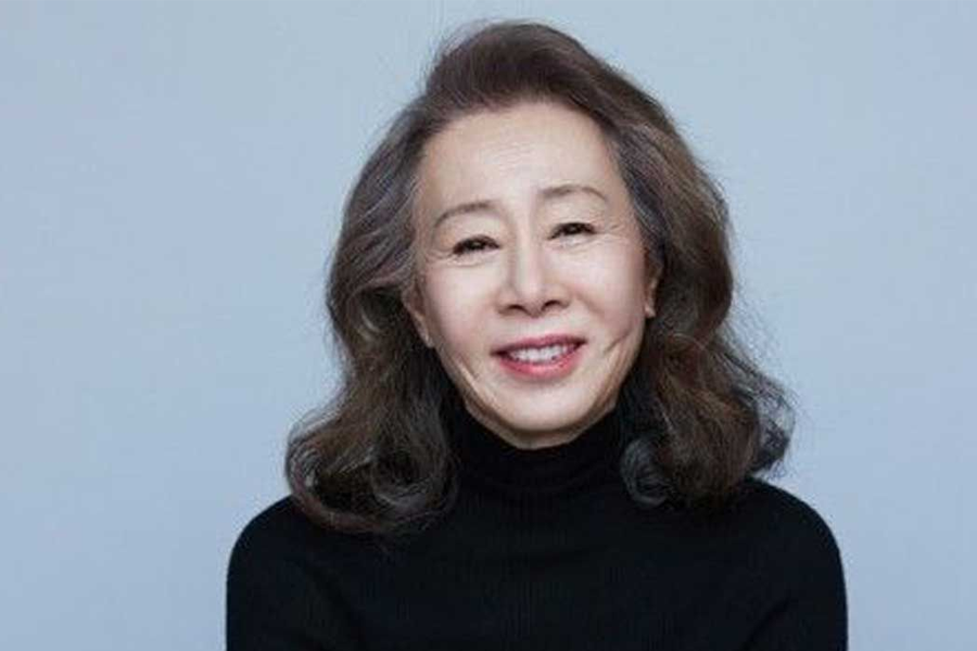 尹汝貞的肖像照片，展示她成熟優雅的一面