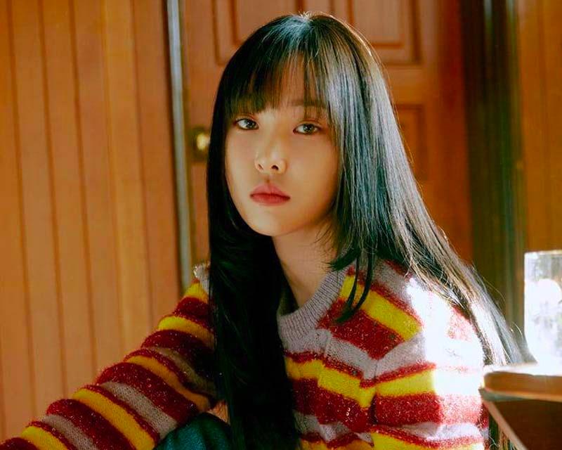 ยูจู GFRIEND ในเสื้อกันหนาวลายทางในบรรยากาศอบอุ่นในบ้าน