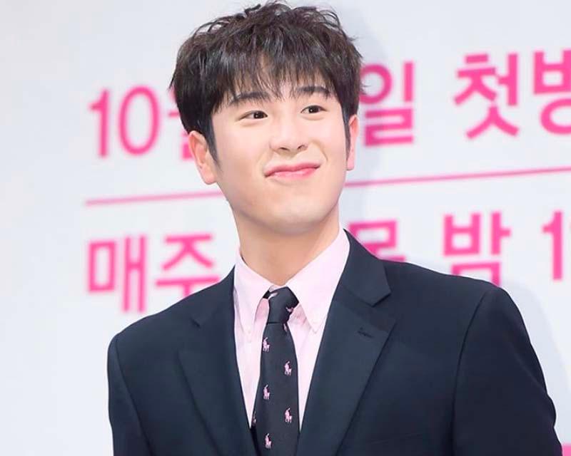 P.O. Block B ในงานแฟชั่นโชว์พร้อมผมทรงทันสมัยและชุดสูทสีเข้ม