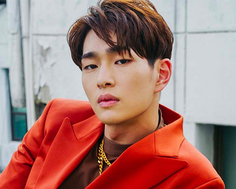 อนยู SHINee กับชุดสูทสีส้มสดเข้มและสร้อยคอทองคำในการถ่ายภาพกลางแจ้ง