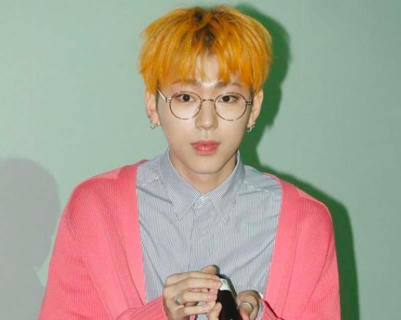 Zico จาก Block B ในเสื้อคาร์ดิแกนสีชมพูและผมสีส้ม