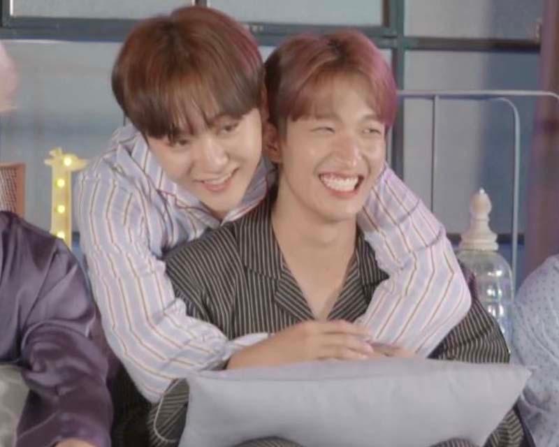 DK และซึงกวาน SEVENTEEN นั่งร่วมกันในชุดนอนเสื้อซาตินในงานสตูดิโอหรูหรา