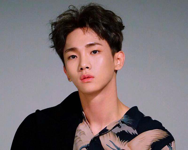 คีย์ SHINee ในชุดลายถูกถ่ายในงานแฟชั่นโชว์