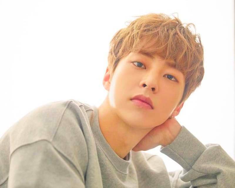 ซิ่วหมิน EXO ในเสื้อสเวตเตอร์สีเทา นั่งคิดในบรรยากาศสว่างไสว