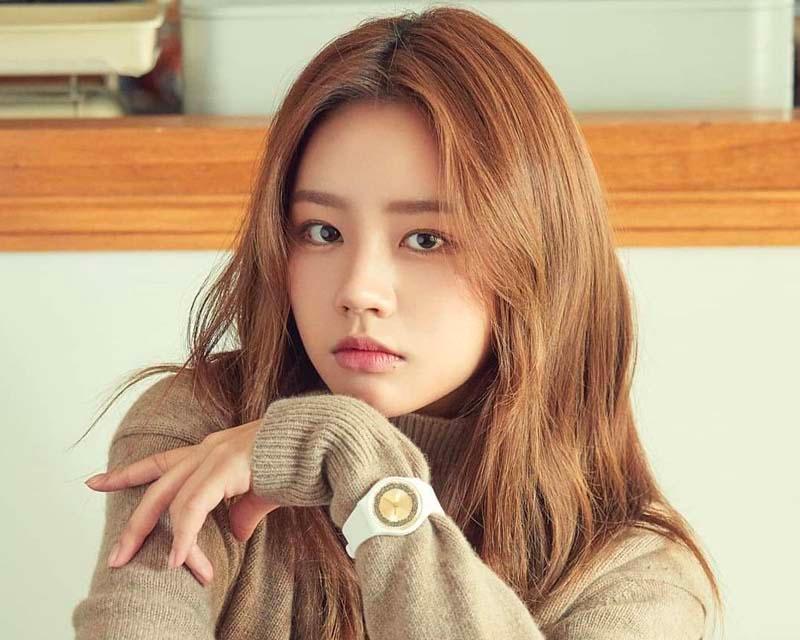 ฮเยริ Girls’ Day ในเสื้ออบอุ่นปกเสื้อลายเทา-น้ำตาลและนาฬิกาโดดเด่นในภาพถ่ายสนิท