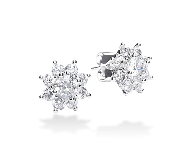 레이드로프 쥬얼리 별 모양 스터드 귀걸이, 은색 체재로 디자인되고, 캐쥬얼과 포멀한 스타일에 잘 어울림. 또한, 은 바늘로 제작되어 피부 자극이 적음.