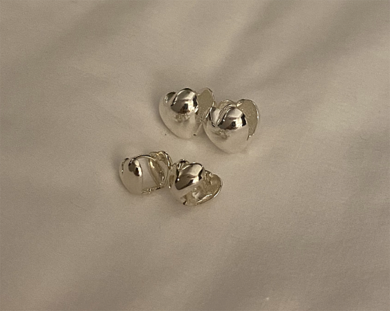 베흐트 심형 러플 귀걸이, 현대적이면서도 러블리한 스타일로 데일리 액세서리로도 손색없음.