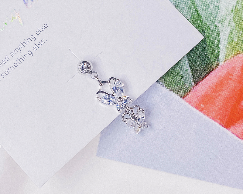 애니띵엘스 Run Away 귀걸이, 독특한 디자인으로 펑크와 귀여움을 동시에 가져감. 캐쥬얼한 스타일에 포인트로 활용 가능하여 Jennie도 애용.