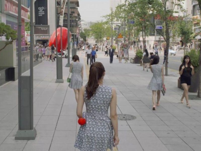 Các cô gái Hàn Quốc mặc váy giống nhau trên đường phố, thể hiện xu hướng thời trang phổ biến và ưa chuộng sự đồng nhất về phong cách tại Hàn Quốc.