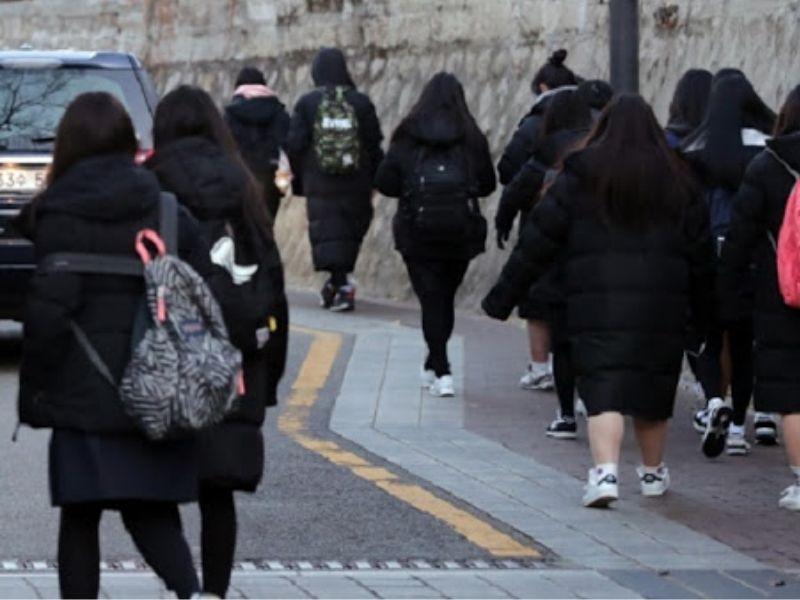 người hàn mặc quần áo giống nhau